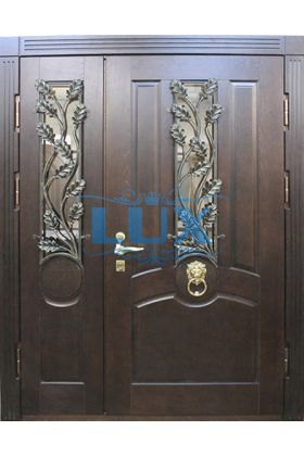 входная парадная дверь с массивом сосны и коваными элементами