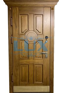 парадная металлическая дверь с карнизом и отбойноком