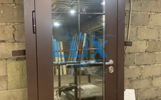 одностворчатая дверь с зеркалом снаружи