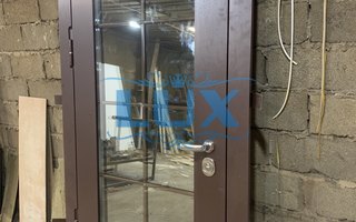 дверь с зеркалом и одним замком