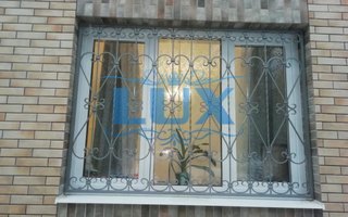 кованая оконная решетка