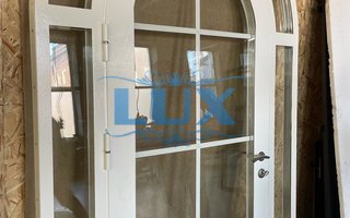 арочная дверь с порошковым напылением и стеклянными ставками