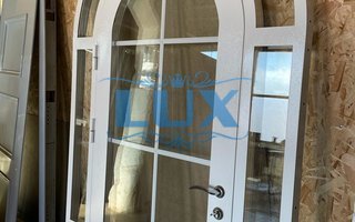металлическая арочная дверь со стеклом и порошковым напылением белого цвет