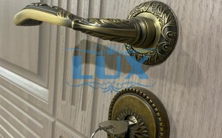 установленная фурнитура на двери МДФ