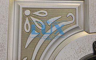 дверь с коваными элементами и узорами