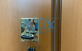 сейфовым замок металлической двери