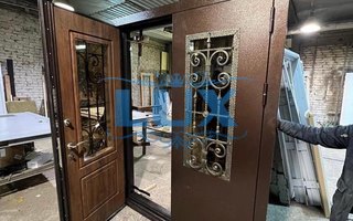 металлическая двустворчатая дверь с терморазрывом, стеклом и ковкой, общий вид