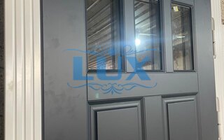 входная дверь с терморазрывом, со стеклопакетами в верхней части полотна