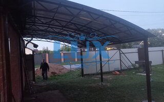 примыкающий навес из металлочерепицы для автомобиля