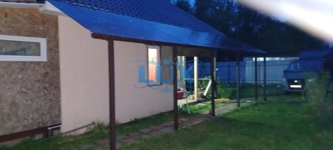 односкатный навес для дачи из поликарбоната синего цвета