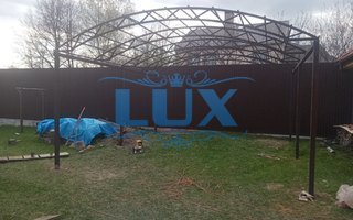 металлоконструкция навеса арочного типа для дачного участка