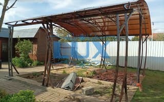 стальной навес для дачи с арочной крышей из поликарбоната