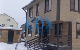 козырек из сотового поликарбоната над крыльцом деревянного дома - процесс установки