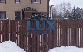 козырек и навес из поликарбоната над калиткой ворот и входом деревянного дома