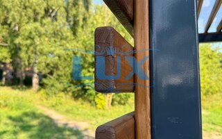 зашивка деревянными рейками боковых стен лофт-беседки для пляжного отдыха