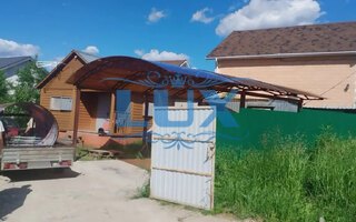 арочный навес из поликарбоната для загородного дома