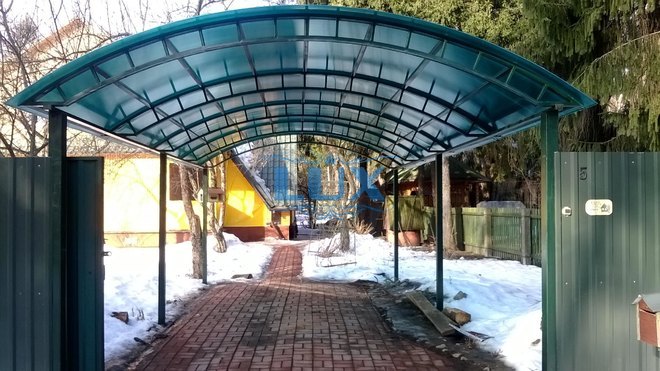 навес из поликарбоната двускатный