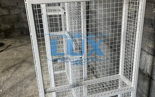 белая решетка на окно с местом для выгула