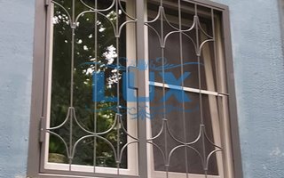 сварная оконная решетка темного цвета